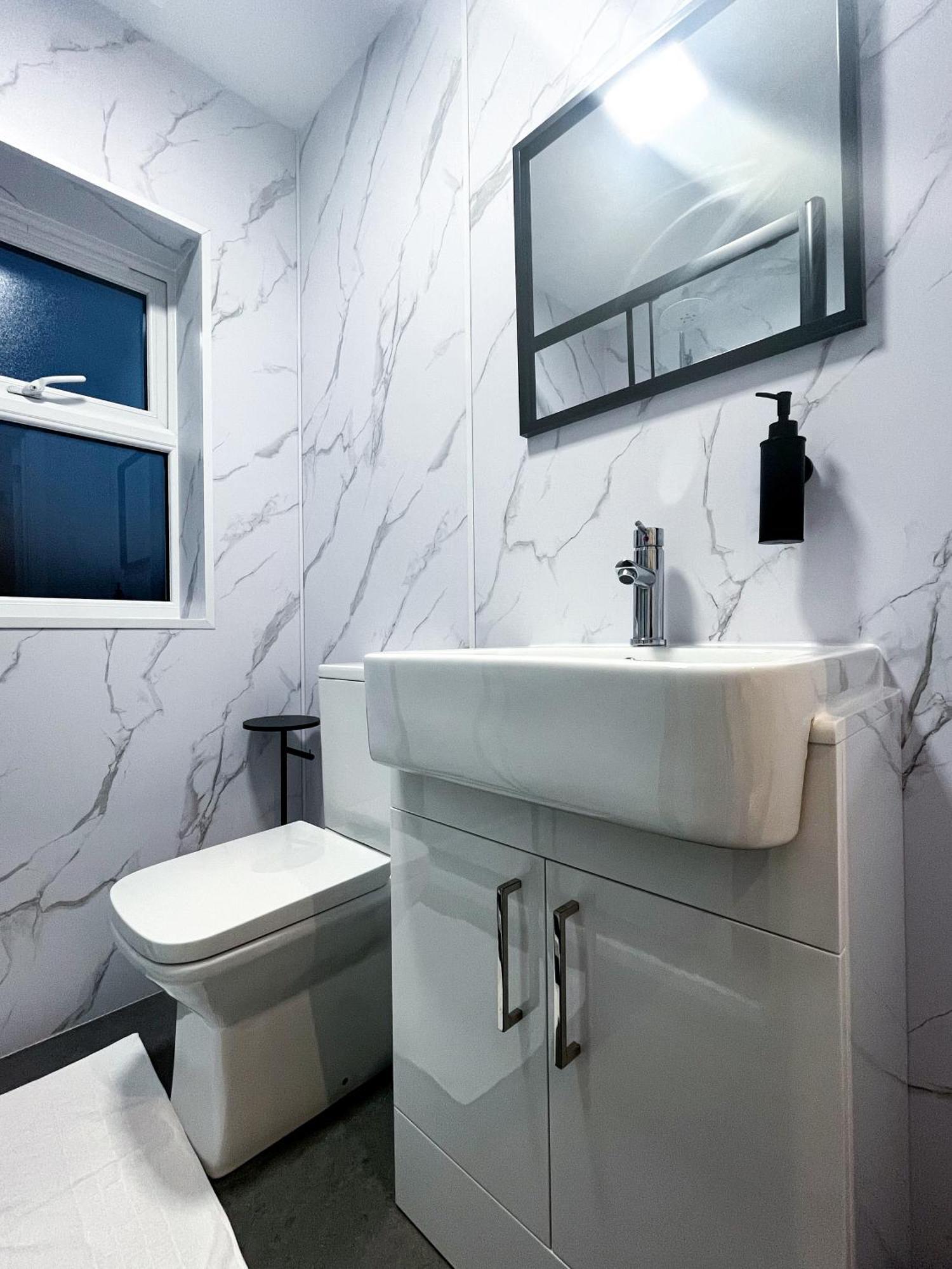 Atis The Park Inn Дувр Екстер'єр фото